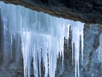 Felsdecke mit herabhängender Eiszapfen Gruppe